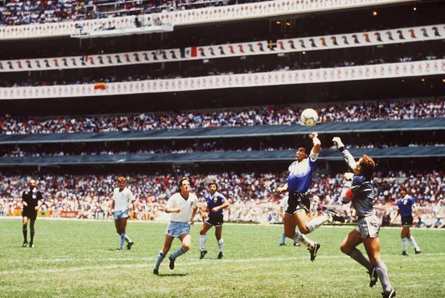 Bàn thắng "Bàn tay của Chúa" khét tiếng được tạo ra bởi Maradona. (Ảnh: CNN)