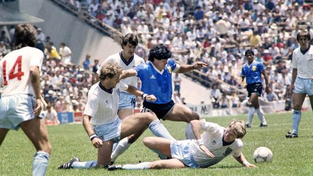 Maradona trong vòng vây của các cầu thủ Anh ở trận tứ kết World Cup 1986. (Ảnh: CNN)