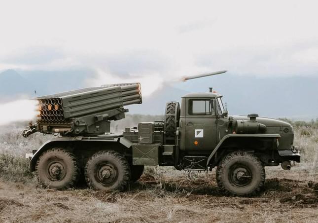 Tornado-G 122 mm MLRS khai hỏa. Ảnh: Rostec