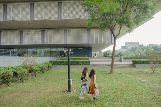 Giới trẻ Hà thành rủ nhau check-in Bảo tàng Hà Nội: Không gian nghệ thuật &#34;ngã đâu cũng có ảnh đẹp&#34; - hình ảnh 2