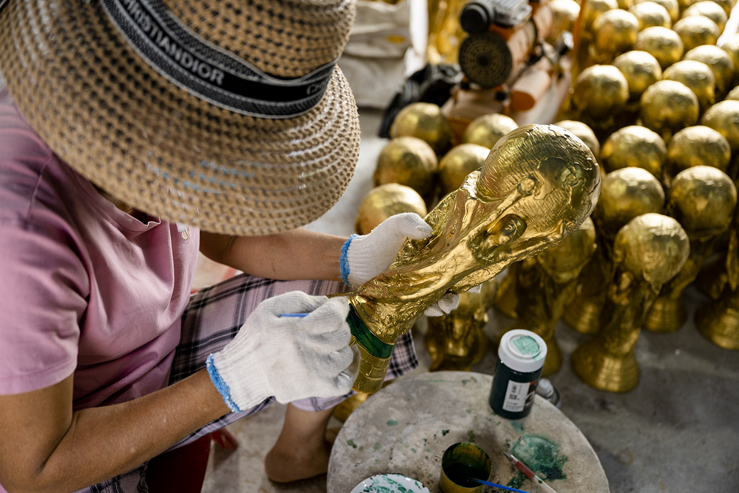 Bất ngờ với &#34;cúp vàng&#34; World Cup 2022 “made in Vietnam” giống y như thật - 17