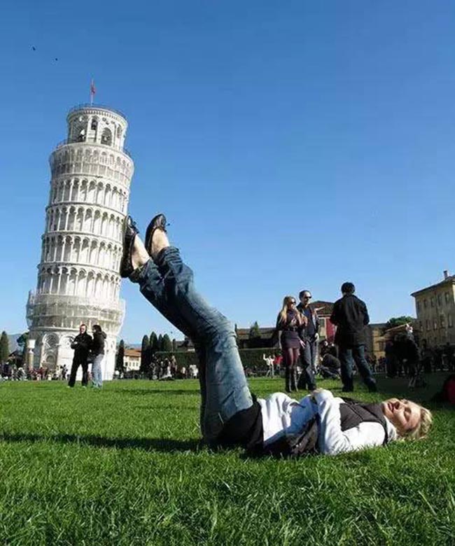 Ai đi tham quan Tháp Nghiêng Pisa nhớ đừng bỏ qua kiểu ảnh này.
