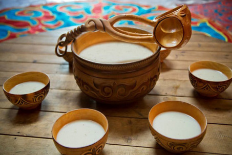 Thức uống từ sữa ngựa của người Mông Cổ rất bổ dưỡng, khách quý mới được mời
