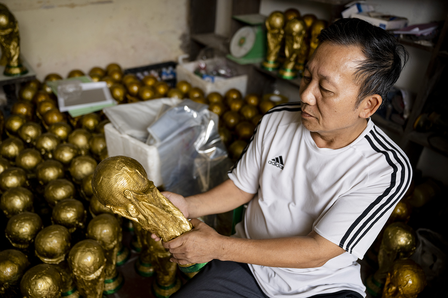 Để làm được chiếc cúp giống y hệt cúp thật, ông Nhật đã phải tìm hiểu qua ti vi, báo đài và đọc xem rất nhiều qua internet.