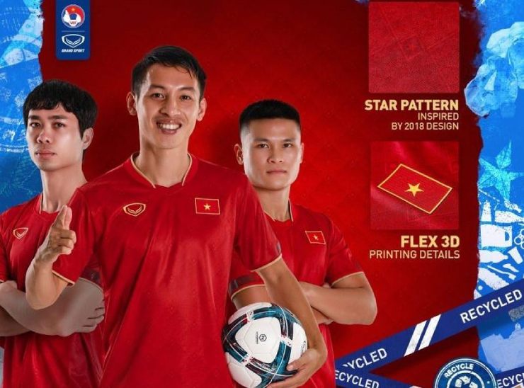 Đỗ Hùng Dũng và đồng đội thoải mái trong mẫu áo thi đấu của tuyển Việt Nam. Ảnh: VFF.