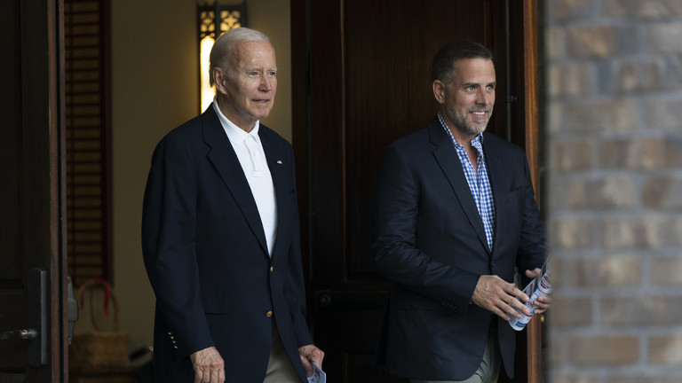 Ông Biden và con trai Hunter Biden (ảnh: RT)