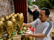 Tin tức trong ngày - Bất ngờ với &quot;cúp vàng&quot; World Cup 2022 “made in Vietnam” giống y như thật