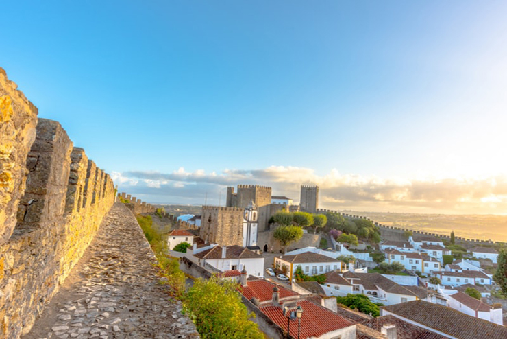 Obidos: Vào dịp&nbsp;Giáng sinh, Obidos trở thành một Ngôi làng Giáng sinh tuyệt vời với những con đường rất đặc trưng khiến không chỉ du khách nước ngoài mà cả người Bồ Đào Nha cũng vô cùng yêu thích.
