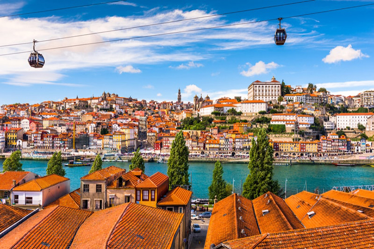 Porto: Là một trong những thành phố đẹp nhất ở châu Âu, Porto là thành phố lớn thứ 2 ở Bồ Đào Nha sau Lisbon. Mang phong cách truyền thống duyên dáng và thú vị, Porto là một thành phố thương mại lịch sử nằm trên sườn dốc phía trên xửa sông Douro. Trung tâm thành phố là một Di sản Thế giới, và sự phong phú và đa dạng của nơi đây sẽ khiến bạn ngạc nhiên.
