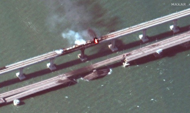 Cầu Kerch nối đất liền Nga với bán đảo Crimea bị tấn công hồi tháng 10. Ảnh: Maxar