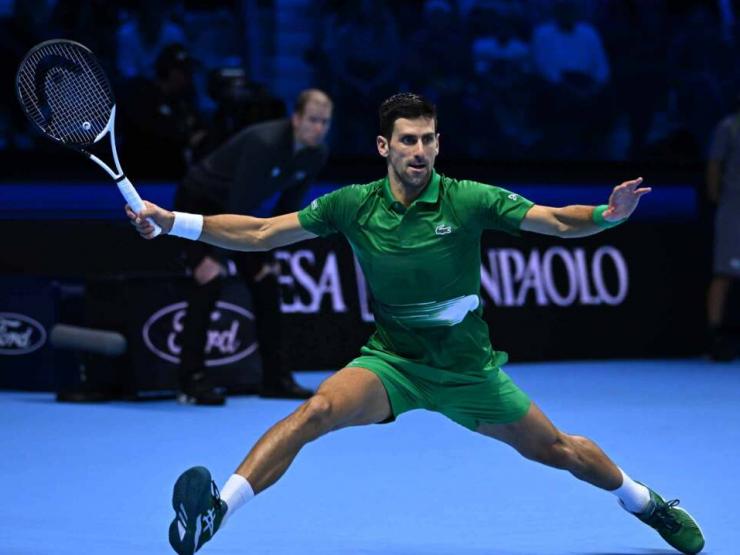 Djokovic tung cú đánh ”lá vàng rơi”, ngoạn mục lừa Medvedev (Clip nóng tennis)