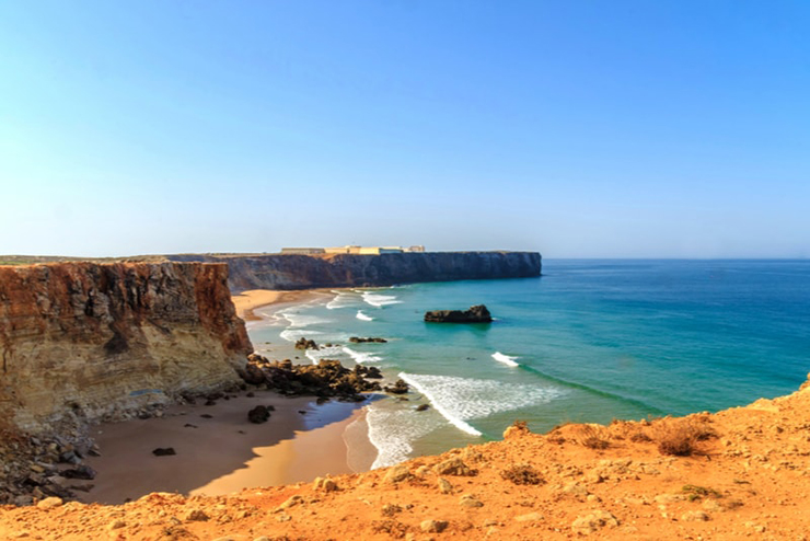 Sagres: Điểm dừng chân tiếp theo trong chuyến hành trình này là Sagres, nơi có pháo đài Cabo Sao Vicente đầy ấn tượng. Ngôi làng nhỏ này là nơi không thể bỏ qua nếu bạn là người yêu thích lướt sóng. Thị trấn này cũng là một điểm đến rất thu hút đối với những người yêu thiên nhiên. Bạn sẽ tìm thấy nhiều khung cảnh đẹp nhất của đất nước này ở Sagres với những vách đá như được chạm khắc trên biển.
