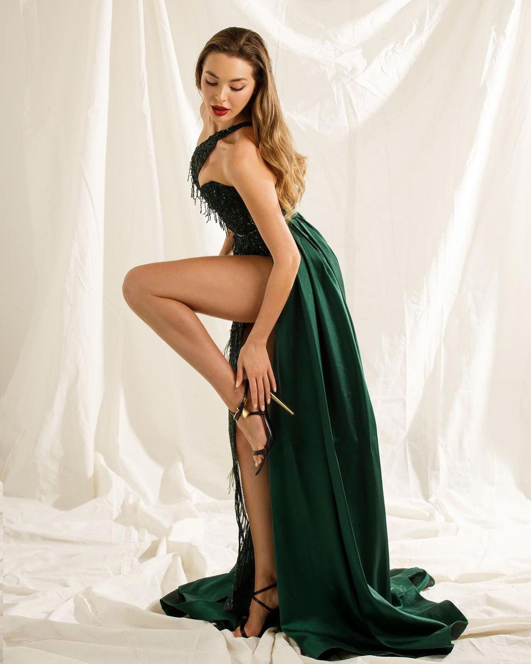"Hoa hậu nhà giàu" Tây Ban Nha mặc gì cũng đẹp hơn người vì cao 1m75, body chuẩn mực - 4