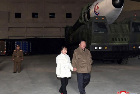 Con gái ông Kim Jong Un bất ngờ lộ diện