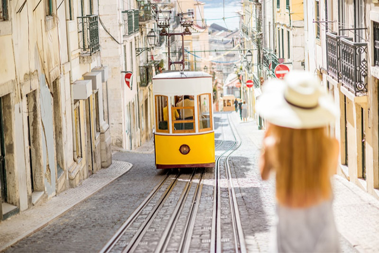 Lisbon: Là một trong những thành phố mang tính biểu tượng nhất ở châu Âu, Lisbon là một trong những địa điểm tham quan ở Bồ Đào Nha mà bạn nhất định không thể bỏ qua. Đây là một thành phố đầy nắng, thân thiện, giàu văn hóa và có chi phí sinh hoạt khá thấp.
