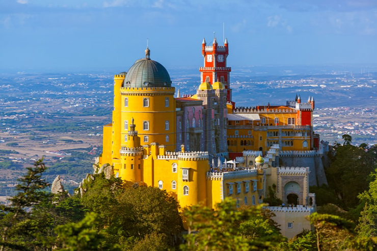 Sintra: Leo lên Sintra sẽ khiến du khách có cảm giác như lạc vào một thế giới khác. Đây có thể coi là thành phố mê hoặc nhất của Bồ Đào Nha, với đầy những lâu đài như trong truyện cổ tích, các khu vườn được cắt tỉa cẩn thận, những con đường bí ẩn và một bờ biển bình dị.
