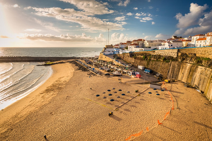 Ericeira: Đi về phía bắc, chỉ cách Lisbon vài km là Ericeira, khu bảo tồn lướt sóng thế giới đầu tiên ở châu Âu. Không chỉ là thánh địa của những người lướt sóng, nơi đây còn&nbsp;nổi tiếng với khung cảnh đại dương ngoạn mục và các nhà hàng hải sản tuyệt vời.
