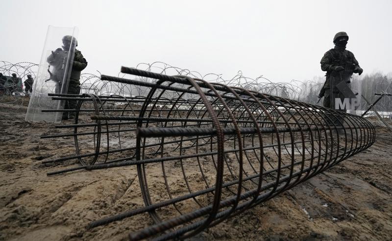 Binh sĩ Ba Lan thi công tường biên giới với Belarus (ảnh: AP)&nbsp;