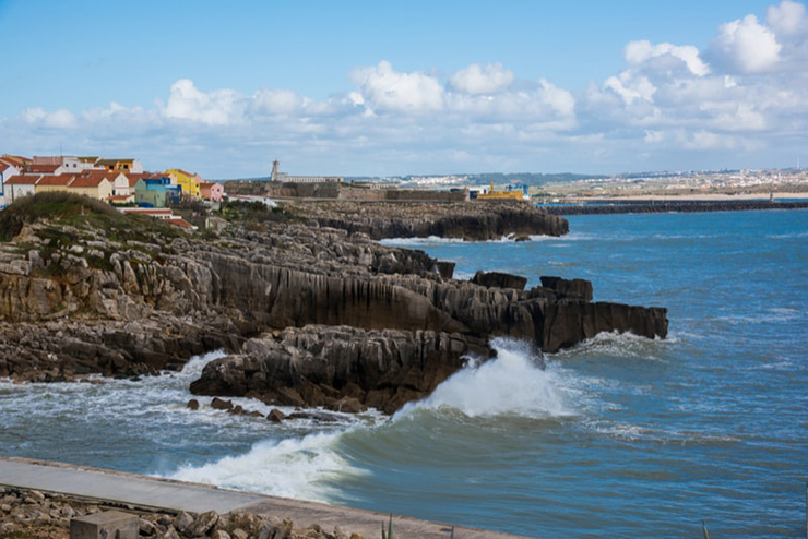 Peniche: Đây&nbsp;là một thị trấn nhỏ tọa lạc trên mũi đất được bao quanh bởi đại dương. Các bãi biển gần Peniche rất đẹp và một trong số đó, Supertubos rất nổi tiếng vì tổ chức sự kiện thi lướt sóng quốc tế.
