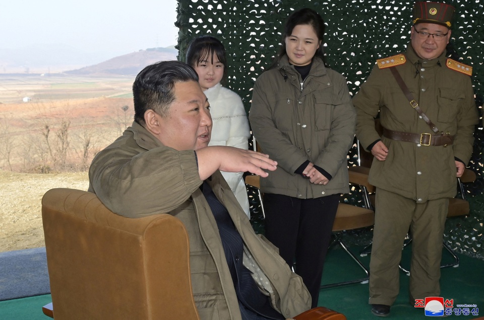 Ông Kim Jong Un ngồi cạnh&nbsp;phu nhân và con gái (ảnh: KCNA)