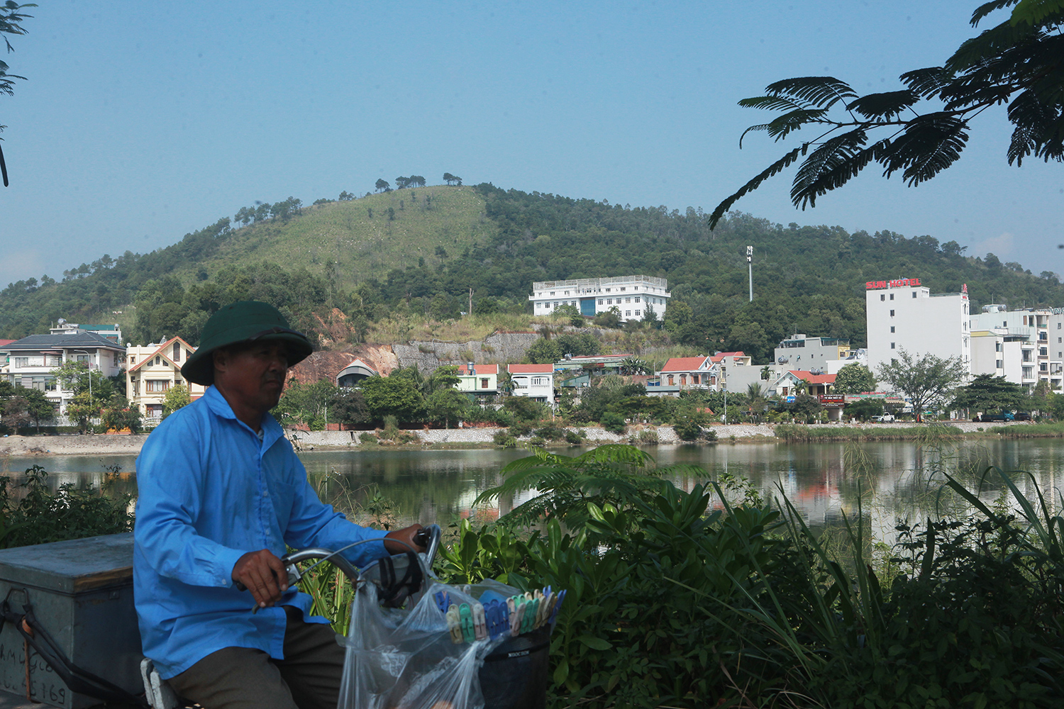 Ông Lê Văn Toàn (phường Hùng Thắng) cho biết, bệnh viện được xây dựng đã được gần 10 năm nay. Tuy nhiên, bệnh viện không hoạt động, cỏ dại mọc um ùm với đủ loại côn trùng cư ngụ làm ảnh hưởng mỹ quan thành phố, ảnh hưởng đến kỳ quan thiên nhiên vịnh Hạ Long. Mùa mưa đất đá còn sạt xuống khu dân cư bên dưới.