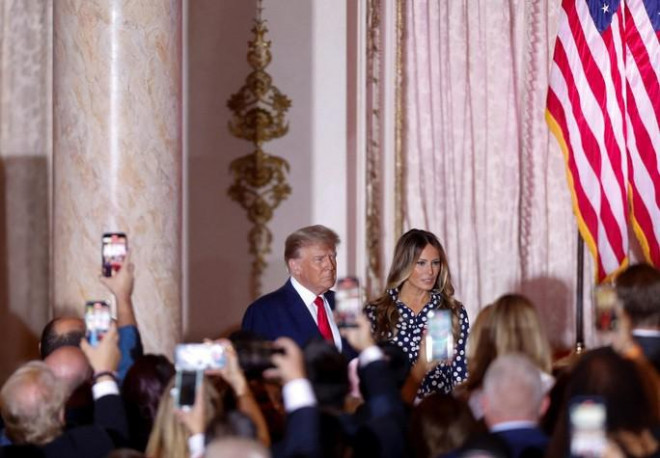 Cựu Tổng thống Mỹ Donald Trump và vợ - bà Melania - sau buổi tuyên cáo chính thức tái tranh cử vào giữa tuần. Ảnh: REUTERS