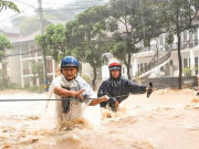 Tin tức trong ngày - Căng dây giải cứu người đàn ông mắc kẹt giữa dòng nước dữ