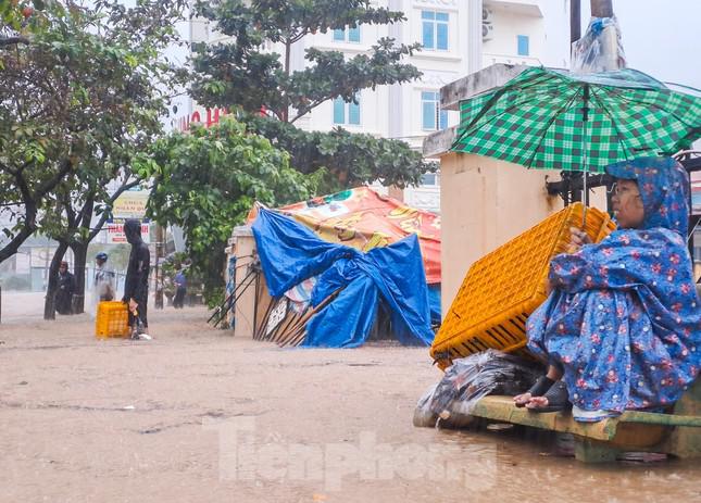 Người dân không về được nhà phải chờ người thân đến hỗ trợ. Ảnh: Trương Định