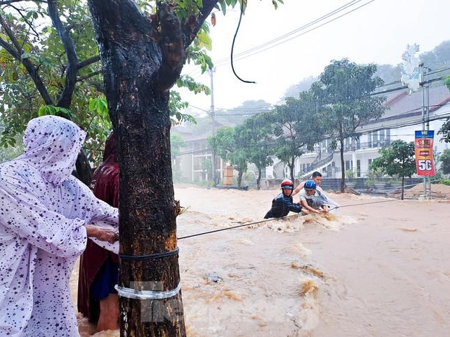 Phía bên kia đường Hàn Mặc Tử tại khu khách sạn Hoàng Gia các đơn vị đang cho thi công hệ thống thoát nước. Hiện trường rất ngổn ngang dòng nước chảy xiết. Ảnh: Trương Định