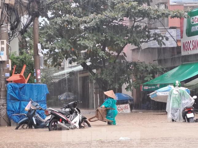 Mới đây, ngày 11/10, mưa lớn cũng đã khiến nhiều nơi trên địa bàn TP Quy Nhơn bị ngập, nặng nhất là phường Ghềnh Ráng. UBND tỉnh Bình Định sau đó đã chỉ đạo các sở ngành, trong đó Sở Xây dựng rà soát lại hệ thống tiêu thoát lũ, đặc biệt hệ thống nước mưa. Kiểm tra lại việc đấu nối hệ thống vệ sinh môi trường. Trong đó, nghiên cứu biện pháp đấu nối để khắc phục tình trạng ngập úng của đô thị Quy Nhơn nói chung và khu vực phường Ghềnh Ráng nói riêng. Ảnh: Trương Định