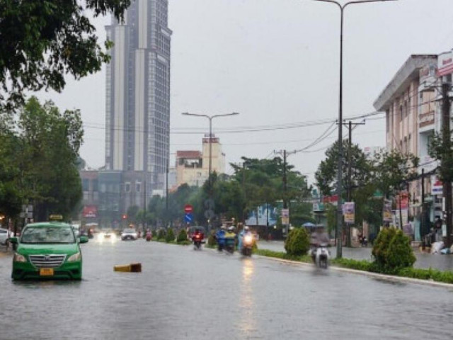 Mưa từ đêm đến sáng, nhiều tuyến đường ở Cần Thơ ngập nặng