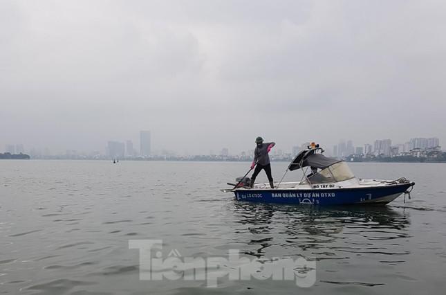 Theo đó, quận Tây Hồ đã huy động 2 ca nô của Ban QLDA Đầu tư xây dựng quận và bố trí công nhân vớt xác cá chết ở khu vực giữa lòng hồ, tránh tình trạng xác cá dồn vào bờ hoặc tồn tại lâu ngày giữa hồ, gây ô nhiễm nguồn nước, làm nghiêm trọng thêm tình trạng cá chết. Việc di chuyển của ca nô cũng góp phần sục nước, tăng cung cấp ô xy cho cá. Ảnh: PV