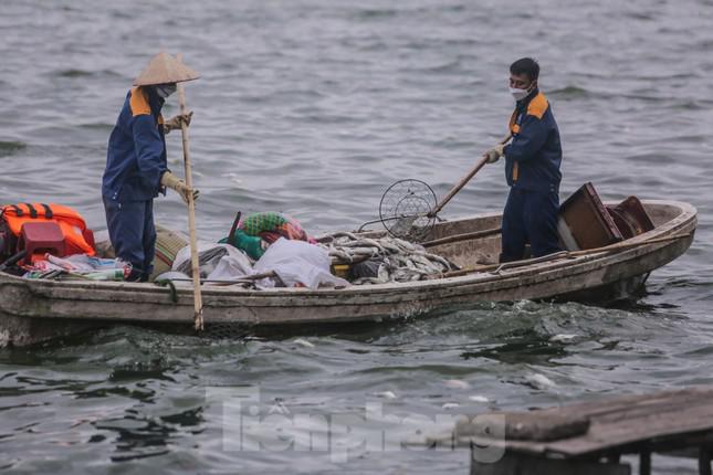 Mới đây, đại diện UBND quận Tây Hồ cho biết, lãnh đạo thành phố đã chỉ đạo quận Tây Hồ phối hợp với các đơn vị, sở, ngành liên quan khắc phục ngay hiện tượng cá chết kéo dài nhiều ngày ở hồ Tây. Một trong những nội dung quận triển khai là hỗ trợ, tăng cường thêm lực lượng vớt cá chết ở hồ Tây, đặc biệt là khu vực giữa lòng hồ. Ảnh: Duy Phạm