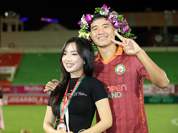 Dàn SAO ĐT Việt Nam ăn mừng hạng ba V-League cùng vợ, bạn gái xinh đẹp