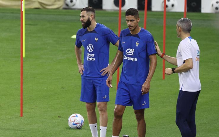 Benzema và Varane phải tập riêng trong suốt những ngày qua