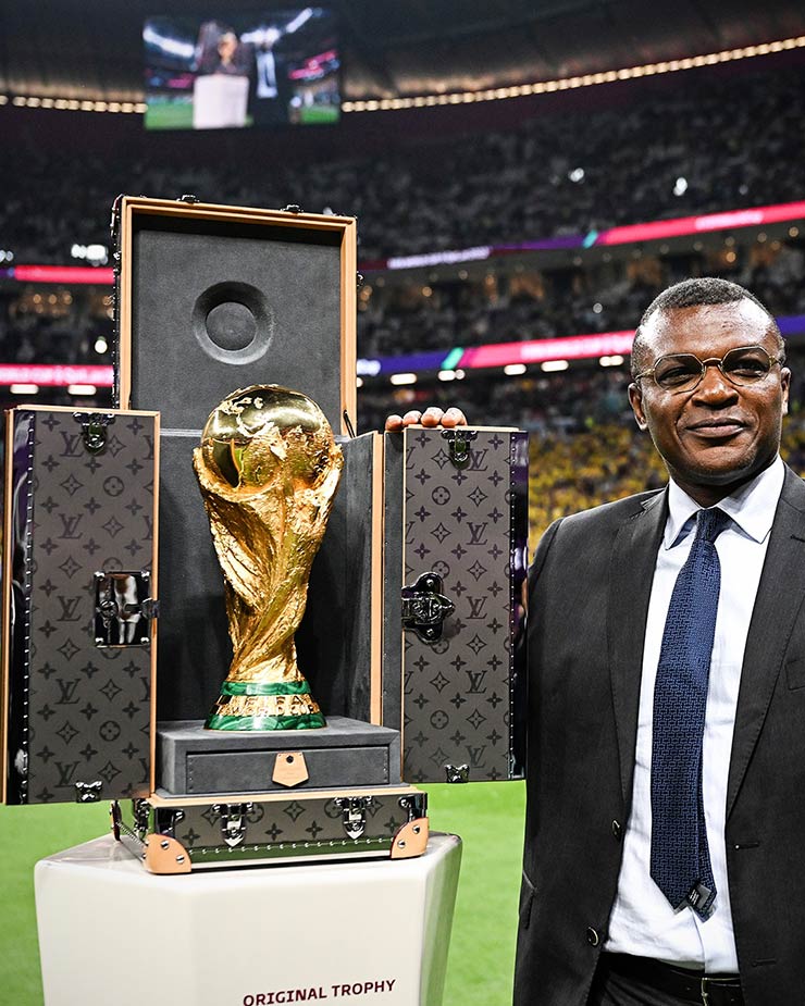 Chiếc cúp thật được mang ra bởi huyền thoại người Pháp Marcel Desailly