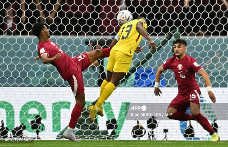 Enner Valencia đánh đầu tung lưới Qatar nhưng đội trưởng của Ecuador không được công nhận bàn thắng vì đồng đội đã việt vị