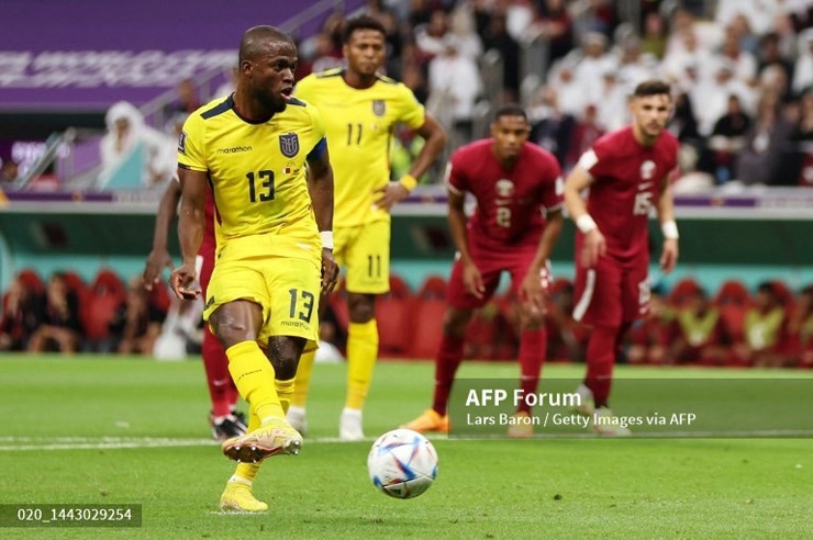 Enner Valencia đánh lừa thủ thành đối phương để ghi bàn từ chấm phạt đền cho đội bóng Nam Mỹ