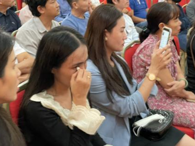 Vụ hàng trăm học sinh trường iSchool Nha Trang nhập viện: Phụ huynh không cầm được nước mắt