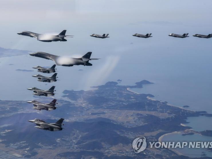 Triều Tiên cảnh báo đáp trả tổng lực, Mỹ điều ”pháo đài bay” siêu thanh tới Hàn Quốc