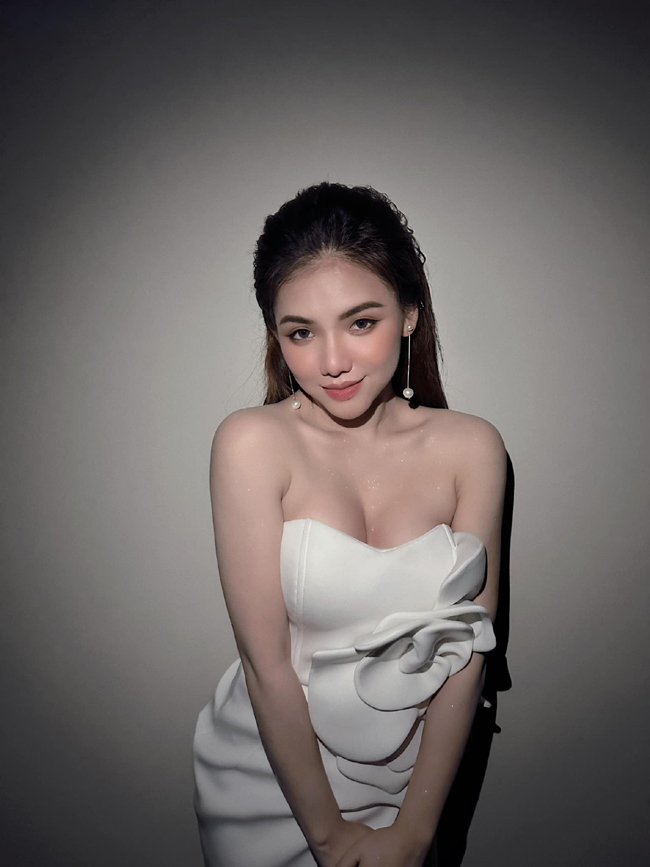 Năm 16 tuổi, Myra Trần đăng ký dự thi Nhân tố bí ẩn X-Factor 2016 và chiến thắng cuộc thi bằng chính tài năng của mình.
