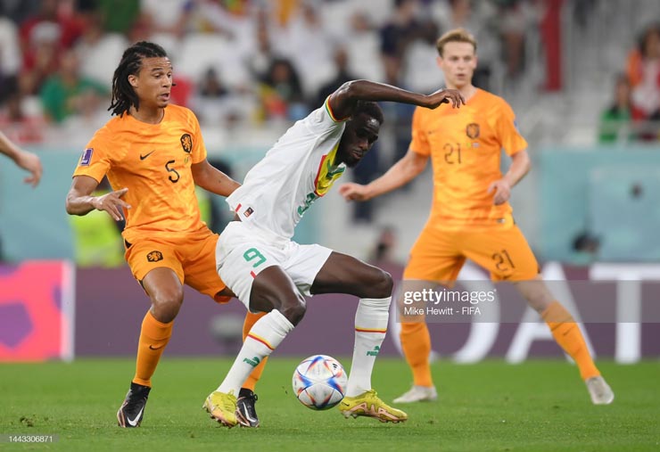 Hà Lan (áo da cam) gặp nhiều khó khăn trước Senegal