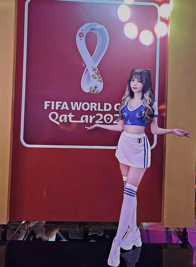 Nữ thợ xăm nóng bỏng mê tuyển Nhật Bản tại &#34;Nóng cùng World Cup 2022&#34; - hình ảnh 1