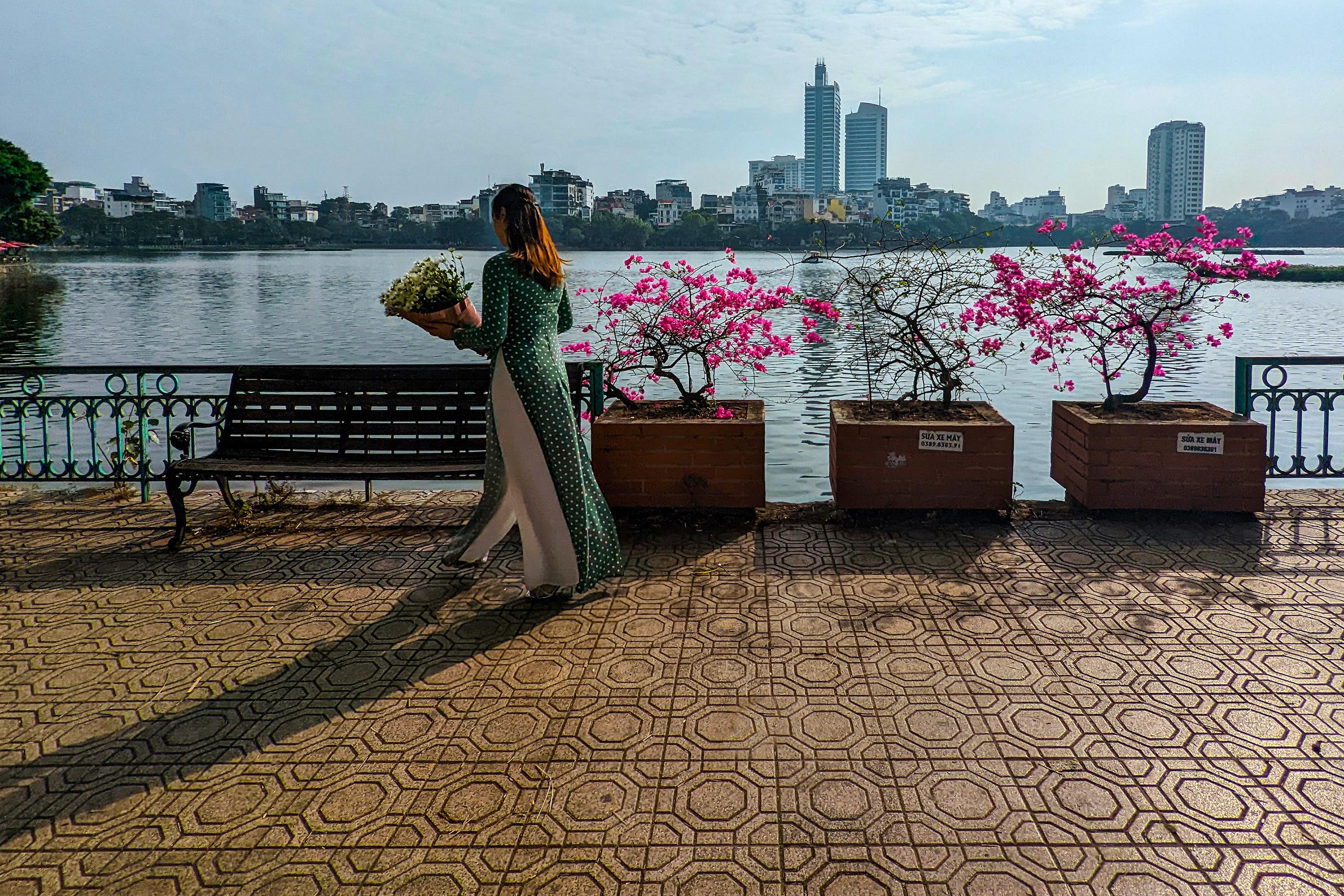 Đoạn đường Thanh Niên lãng mạn, yên bình, trầm lắng lại được tô điểm bởi những sắc màu rực rỡ, hài hòa cùng với vùng trời yên ả , như tạo nên một bức tranh tuyệt vời