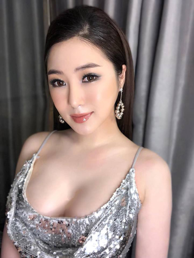 Cũng giống như Chi Pu, Hương Tràm chuộng những mẫu váy hai dây khoe lợi thế sexy.
