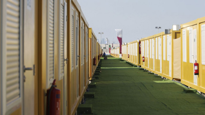 Container sống giữa sa mạc theo&nbsp;phong cách World Cup. Ảnh: CNN Sport.