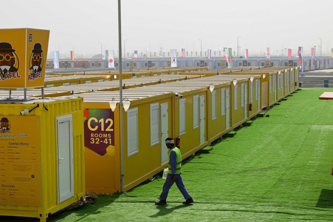 Qatar đang chứa người hâm mộ World Cup trong các container vận chuyển ở giữa sa mạc. Ảnh: SB Nation.