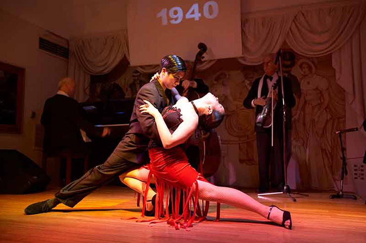 Tango Argentina tại Buenos Aires: Không có thành phố nào trên thế giới mà ảnh hưởng của điệu tango mạnh mẽ như ở đây. Đây là một thành phố nơi tango là một phần của văn hóa và lối sống. Tango được khiêu vũ trên đường phố, trong vũ trường và các buổi biểu diễn hoành tráng.
