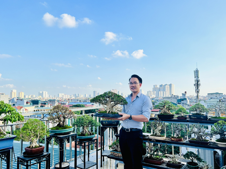 Cách đây khoảng một năm, anh Nguyễn Hoàng Anh (ngõ 29 phố Khương Hạ, Thanh Xuân, Hà Nội) biết đến những cây bonsai mini và siêu mini. Anh đã đấu giá thành công một chậu bonsai mini với giá 18 triệu đồng.
