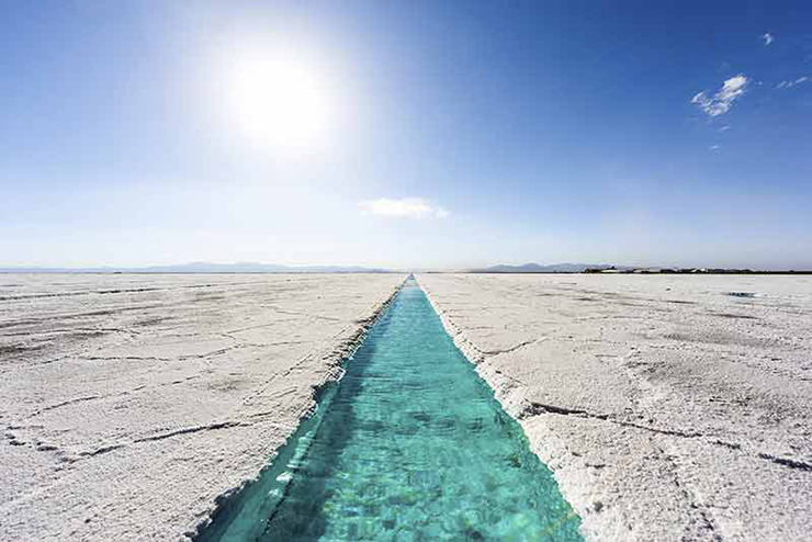 Khám phá cánh đồng muối Salinas Grandes: Cánh đồng muối Salinas Grandes của Argentina vô cùng ấn tượng. Ngay cạnh đó còn có thị trấn Purmamarca đẹp như tranh vẽ cùng nhà thờ có từ&nbsp;thế kỷ 17 trong khung cảnh lãng mạn của ngọn đồi bảy màu&nbsp;Cerro de Los Siete Colores.
